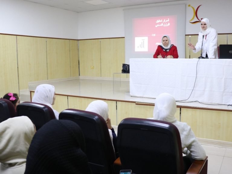 أثناء إلقاء ا . آلاء الجبان المحاضرة Dr. Aala al Jabban, dietitian at Jarallah German Specialized Clinic delivering lecture on Diet & Nutrition.