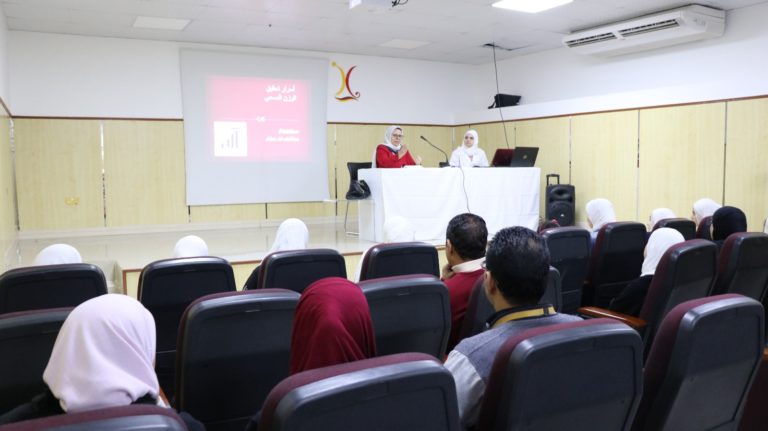 أثناء إلقاء د. خديجة نضر المحاضرة Dr. Khadije Nadar, Laboratory Director at Jarallah German Specialized Clinic giving lecture about hormonal imbalance on the human body